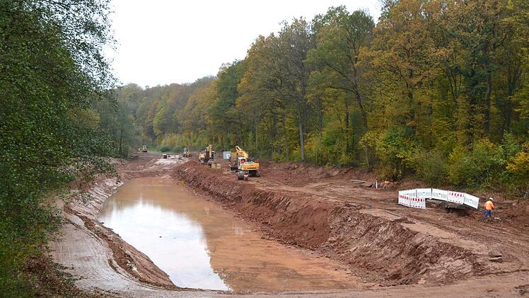 Für knapp eine Million Euro entsteht für den Ortsteil Albertshausen eine Mischwasserbehandlungsanlage. Im Vordergrund das rund 1850 Kubikmeter fassende Regenrückhaltebecken. Foto: Peter Rauch