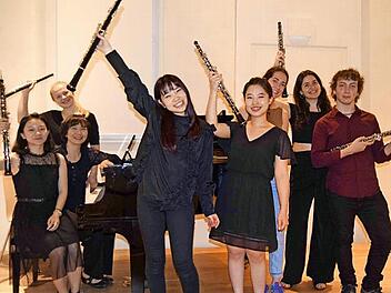 Die jungen Künstler mit der Pianistin Masako Eguchi (3. von links) sprühten vor Spielfreude. Foto: Andreas Welz