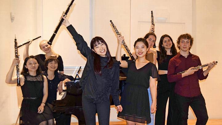 Die jungen Künstler mit der Pianistin Masako Eguchi (3. von links) sprühten vor Spielfreude. Foto: Andreas Welz