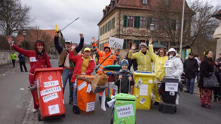 Die Qual der Tonnenwahl thematisierte diese Gruppe im Oberauracher Faschingszug.