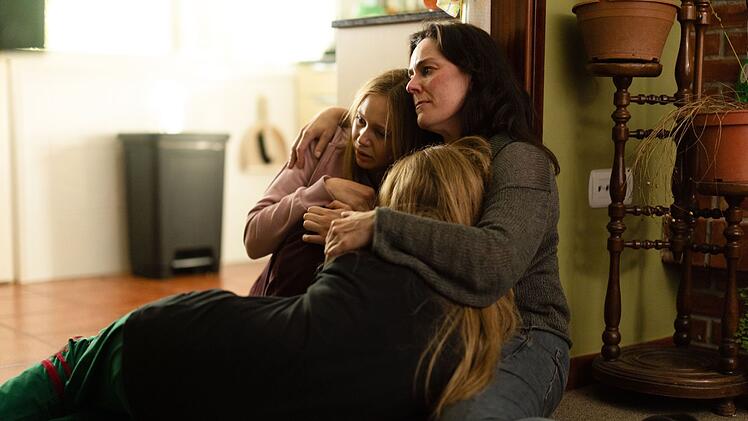 Eve (Jill Halfpenny) will ihre T&ouml;chter Lily (Tallulah Evans, links) und Abby (Delphi Evans) am liebsten nie wieder loslassen.