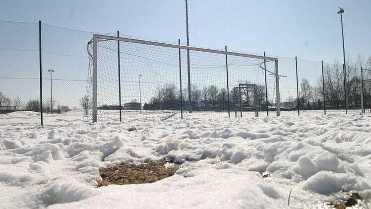 Viele Fußballplätze in Oberfranken liegen derzeit noch unter Eis und Schnee. An Punktspiele ist deshalb noch nicht zu denken. Foto: Archiv