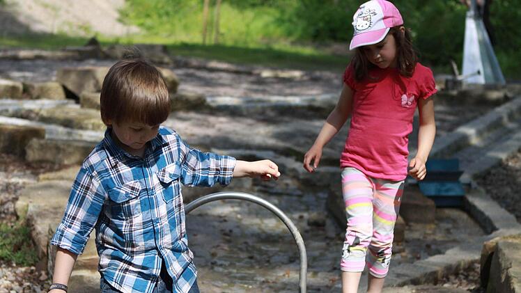 Die Kinder können sich auf dem Naturerlebnisplatz im Leutnitztal nach Herzenslust austoben. Zusätzlich lernen sie auch noch viel über die Natur.  Fotos: Michael Wunder