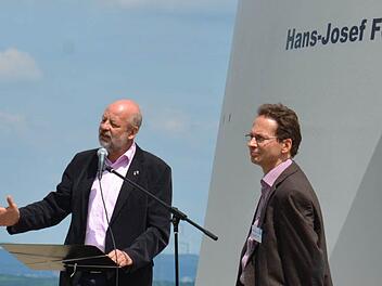 Hammelburgs Ex-MdB Hans-Josef Fell und Manfred Dürr (von links) vor der nach Fell benannten Windkraftanlage.  Foto: Josef Schmid