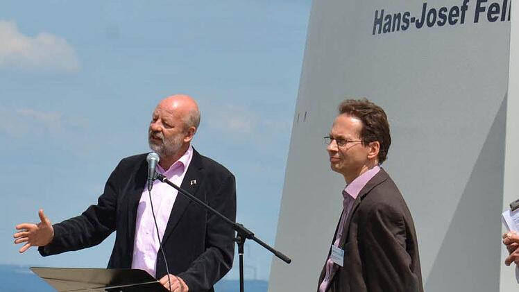 Hammelburgs Ex-MdB Hans-Josef Fell und Manfred Dürr (von links) vor der nach Fell benannten Windkraftanlage.  Foto: Josef Schmid