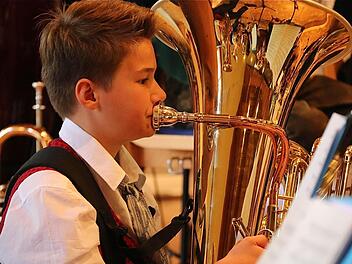 Tubaspieler Paul Grünthal. Der Zwölfjährige spielt alle Stilrichtungen gerne. Fotos: Gerd Schaar
