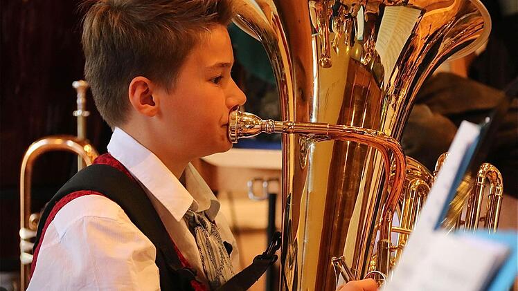 Tubaspieler Paul Grünthal. Der Zwölfjährige spielt alle Stilrichtungen gerne. Fotos: Gerd Schaar