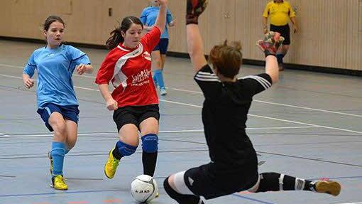 C-Juniorinnen: ATSV Erlangen (in rot) gegen FC Großdechsendorf - 1:2.
