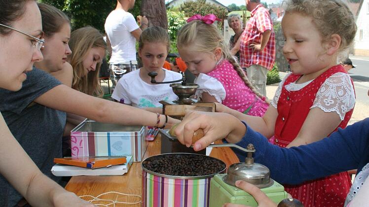 Kinderspiele anno 1950 mit Lea, Marlies und Lina beim Kaffeemahlen. Foto: Vogel