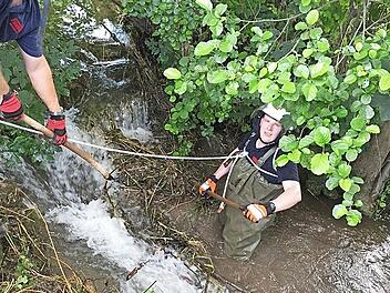 Holger Reinlein (rechts) beim Entfernen des Biberdammes in der Lauter Foto: Feuerwehr