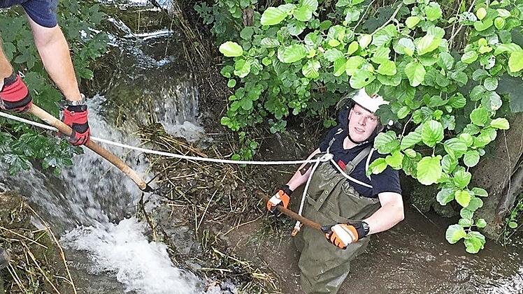 Holger Reinlein (rechts) beim Entfernen des Biberdammes in der Lauter Foto: Feuerwehr
