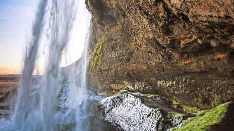 Der Seljalandsfoss, ein Wasserfall im Süden Islands, ist der einzige, hinter dem der Besucher durchgehen kann. Man kann durch den Wasserschleier auf das Land blicken.  Foto: Kai Rogler