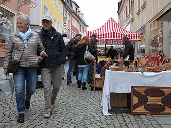 Wenn der Einzelhandel Aktionen macht - wie hier beim Mantelsonntag - füllt sich die Fußgängerzone mit Leben. Foto: Ulrike Müller