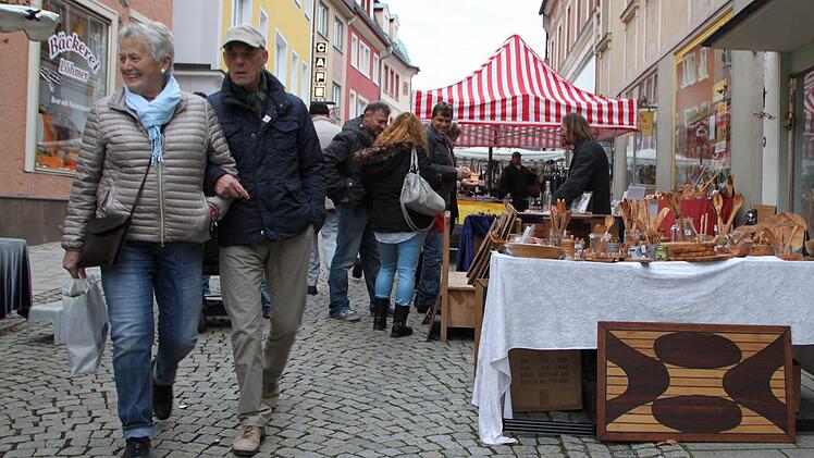 Wenn der Einzelhandel Aktionen macht - wie hier beim Mantelsonntag - füllt sich die Fußgängerzone mit Leben. Foto: Ulrike Müller