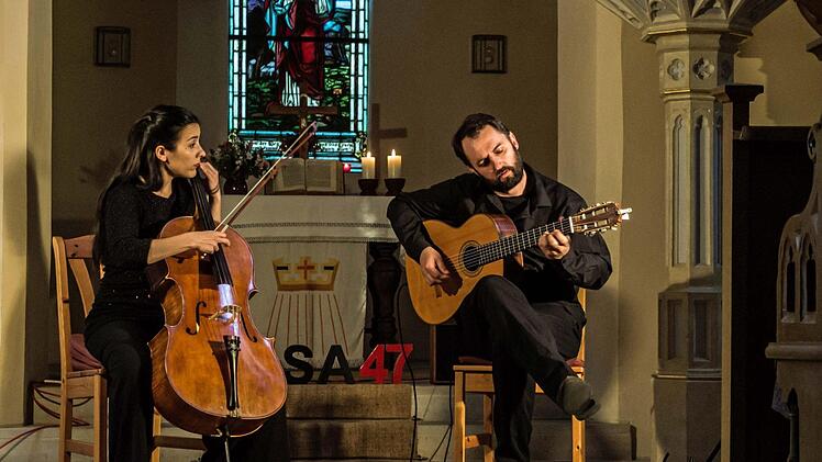 Das Duo Zaruk gastierte in der Johanneskirche Elsa: Cellistin Iris Azquinezer und Gitarrist Rainer Seiferth. Foto: Jochen Berger