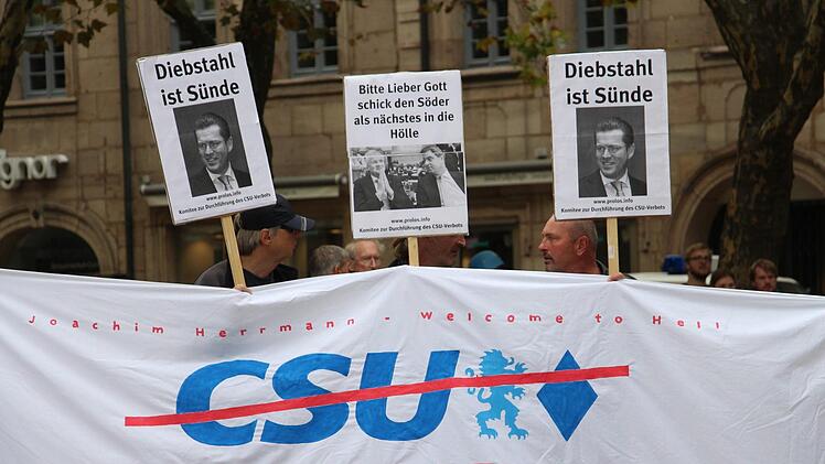 Rund 150 Menschen nahmen an der Demonstration in Erlangen teil. Foto: Christian Bauriedel