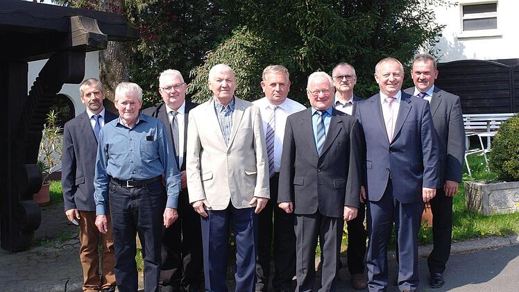 Landrat Thomas Bold (2.v.r.) ehrte Feldgeschworene für langjährige Dienstzeiten. Kreisobmann Siegfried Schaub (3.v.l.) und stellvertretender Kreisobmann Herbert Kohl (links) gratulierte (von links): Helmut Halbig, Erhard Schulz, Willi Müller, Edwin Hahn, Hans-Joachim Krug und Karl Ziegler. Stephanie Elm