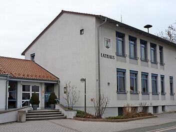 Links vom Rathaus ist das ehemalige Postgeb&auml;ude zu sehen, das bei einer Sanierung abgerissen bzw. &uuml;berbaut werden soll. Foto: Thomas Sch&ouml;bel