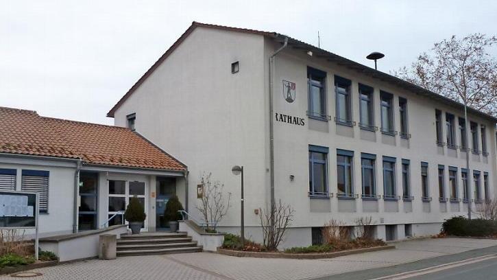 Links vom Rathaus ist das ehemalige Postgeb&auml;ude zu sehen, das bei einer Sanierung abgerissen bzw. &uuml;berbaut werden soll. Foto: Thomas Sch&ouml;bel