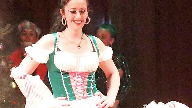 Auch das Publikum wird beim Weihnachtszirkus mit einbezogen (Foto oben). In neun Metern H&ouml;he unter der Zirkuskuppel wurde Akrobatik mit Netz und Ring gezeigt (M. l.). Schon die j&uuml;ngsten zeigten Akrobatik (M. r.). Die Weihnachtsb&auml;ckerei durfte auch nicht fehlen (u.l.). Im abgedunkelten Zelt wirke die Feuershow besonders gut. Fotos: Michael Stelzner