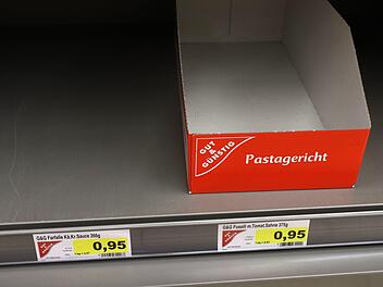 Im Regal eines Supermarktes ist das Fach für Nudeln leer. Die Angst vor dem Coronavirus sorgte inzwischen für erste Hamsterkäufe in Deutschland.  Symbolfoto: Rene Traut/dpa