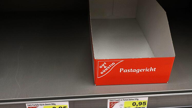 Im Regal eines Supermarktes ist das Fach für Nudeln leer. Die Angst vor dem Coronavirus sorgte inzwischen für erste Hamsterkäufe in Deutschland.  Symbolfoto: Rene Traut/dpa