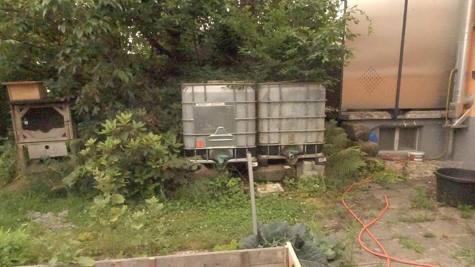 Die Entnahme von Grundwasser, beispielsweise aus einem Brunnen, kann die Umwelt stark belasten. Die Tröpfchenbewässerung mit Regenwasser ist eine umweltschonende Variante. Foto: privat