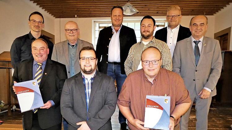 Ehrungen bei der Stadtkapelle: vorne von links Thomas Besand, Christoph Jonak und Roland Jonak, hinten von links die Stadträte Simon Moritz und Lothar Seyfferth, OB Ingo Lehmann, Hans-Christian Leuschner, Bürgermeister Frank Wilzok und Bezirksvorsitzender Thomas Kolb.