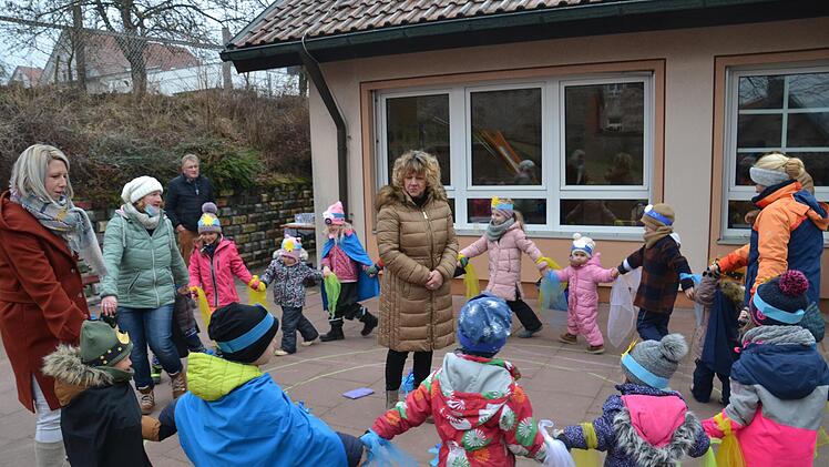 Mit Wunsch-Teelichtern und einem Tanz verabschiedeten die Kinder Birgit Albert.