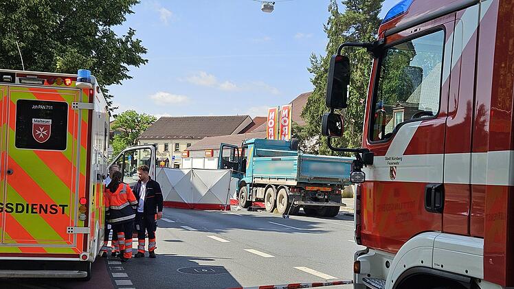 Ältere Frau in Nürnberg teils von Lkw überrollt