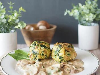 Spinatkn&ouml;del mit Pilzrahmso&szlig;e