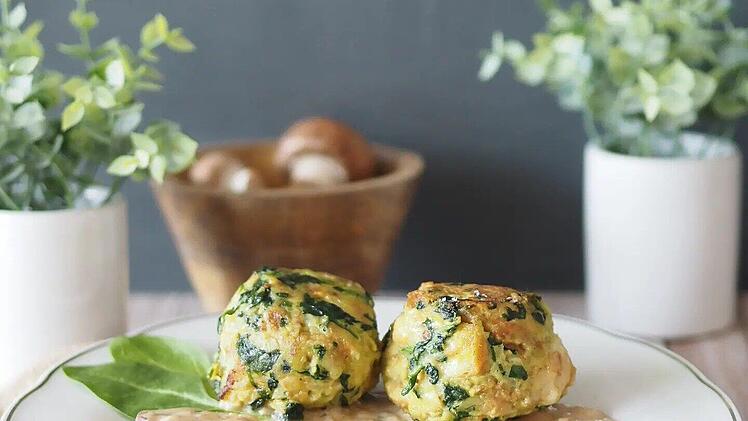 Spinatkn&ouml;del mit Pilzrahmso&szlig;e