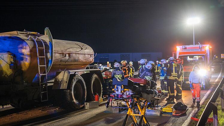 Auto kracht in Traktor-Gespann bei Oberhaid