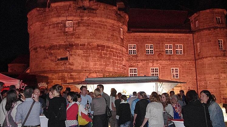Bei der Aftershow-Party wurde über die Premiere der Festspiele gefachsimpelt. Fotos: Heike Schülein