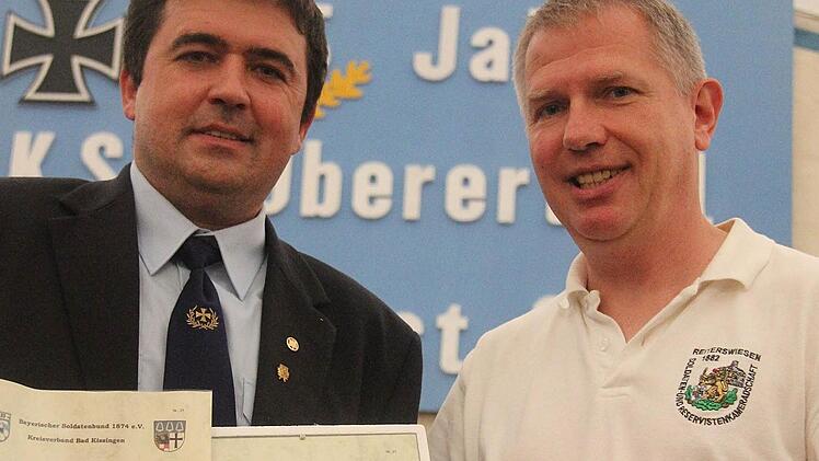 KSK-Ortsvorsitzender Dieter Schärpf (links) erhielt die Verdienstspange des BSB und den Verdienstbalken des KSK-Kreisverbandes von Johannes Pickarski, stellvertretender KSK-Kreisvorsitzender.