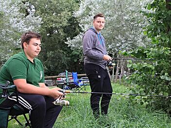 Robin Werres (links) und Justin Schwarz angeln am Schlosssee in Pfaffendorf.  Foto: Helmut Will