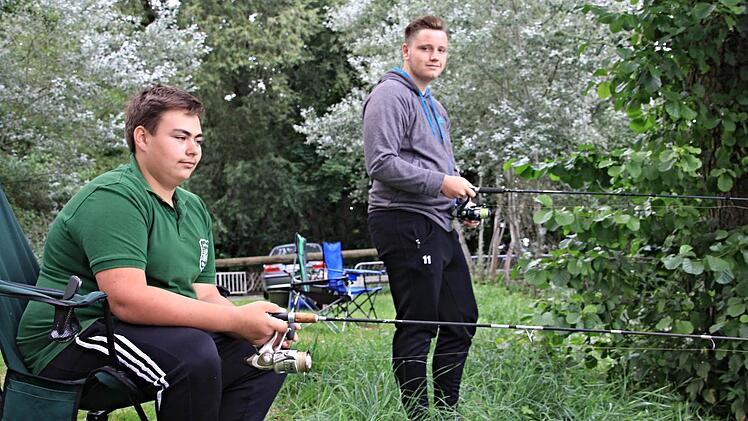 Robin Werres (links) und Justin Schwarz angeln am Schlosssee in Pfaffendorf.  Foto: Helmut Will