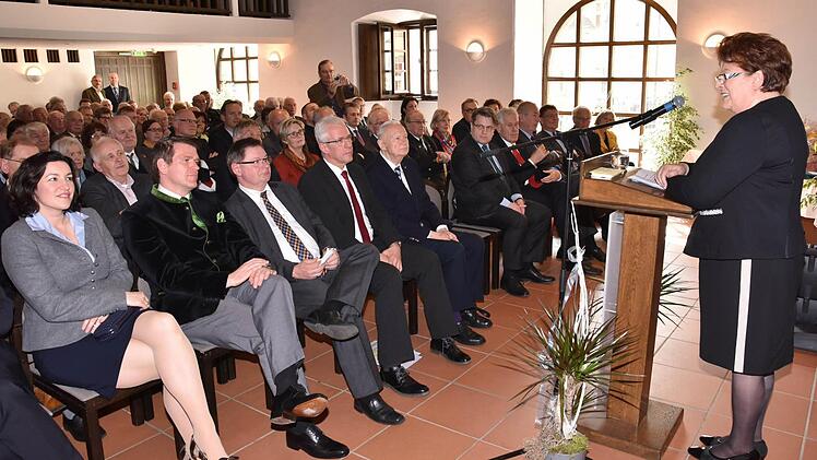 Die Laudatio auf das Geburtstagskind Albert Meyer (fünfter von links) hielt Landtagspräsidentin Barbara Stamm.
