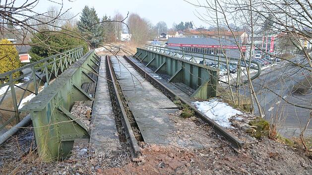 Die Eisenbahnbr&uuml;cke &uuml;ber die Coburger Stra&szlig;e wird nicht mehr gebraucht und daher abgerissen. Foto: Rainer Lutz