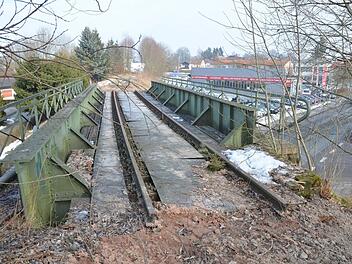 Die Eisenbahnbrücke über die Coburger Straße wird nicht mehr gebraucht und daher abgerissen. Foto: Rainer Lutz