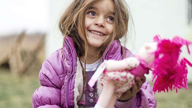 Geschenke, die Leben ver&auml;ndern: "Weihnachten im Schuhkarton" geht in den Endspurt. Letztes Jahr konnte sich auch Miliza aus Serbien &uuml;ber ein solches P&auml;ckchen freuen.  Foto: Maurice Ressel