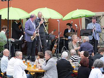 Die Haberjazzband spielte am Samstag exzellent - von Old-Time-Jazz bis Swing - auf dem Grafengehaiger Dorfplatz. Fotos: Klaus Klaschka