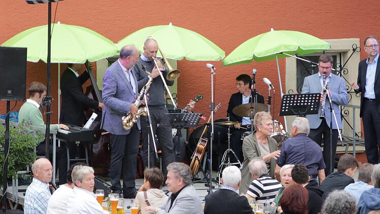 Die Haberjazzband spielte am Samstag exzellent - von Old-Time-Jazz bis Swing - auf dem Grafengehaiger Dorfplatz. Fotos: Klaus Klaschka