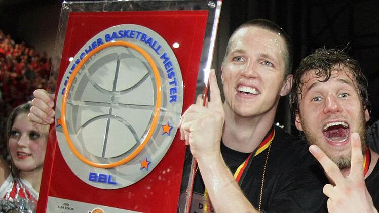 17. Juni 2010: Casey Jacobsen (l.) und Anton Gavel feiern nach dem Sieg über Frankfurt das erste Double in der Bamberger Basketball-Geschichte.