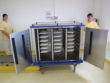 In solchen Essenswagen wird die Tiefkühlkost erwärmt. Sie sind defekt. Foto: Sebastian Schanz