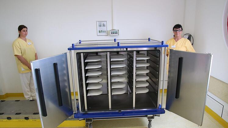 In solchen Essenswagen wird die Tiefkühlkost erwärmt. Sie sind defekt. Foto: Sebastian Schanz