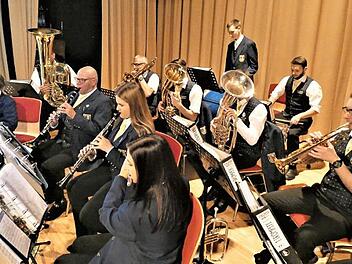 Das Flößertreffen wurde musikalisch durch den Musikverein Wallenfels mit seinem Dirigenten Andreas Pratsch bereichert. Foto: Gerd Fleischmann