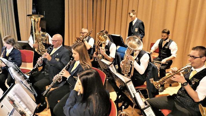 Das Flößertreffen wurde musikalisch durch den Musikverein Wallenfels mit seinem Dirigenten Andreas Pratsch bereichert. Foto: Gerd Fleischmann