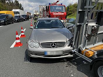 Nach schwerem Motorradunfall: Autofahrer fährt in Absperrwagen