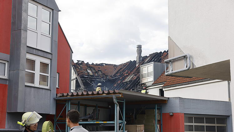 Dachstuhlbrand in Mehrfamilienhaus in Fürth